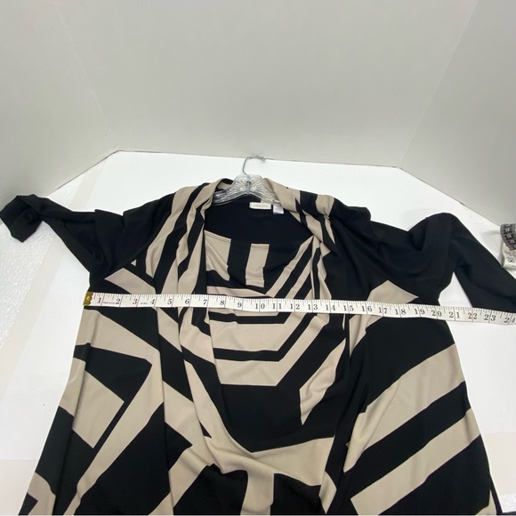 Chico’s womens size 2 Black Beige 3/4 sleeve top abstract sleeve unique neckline - Picture 5 of 10